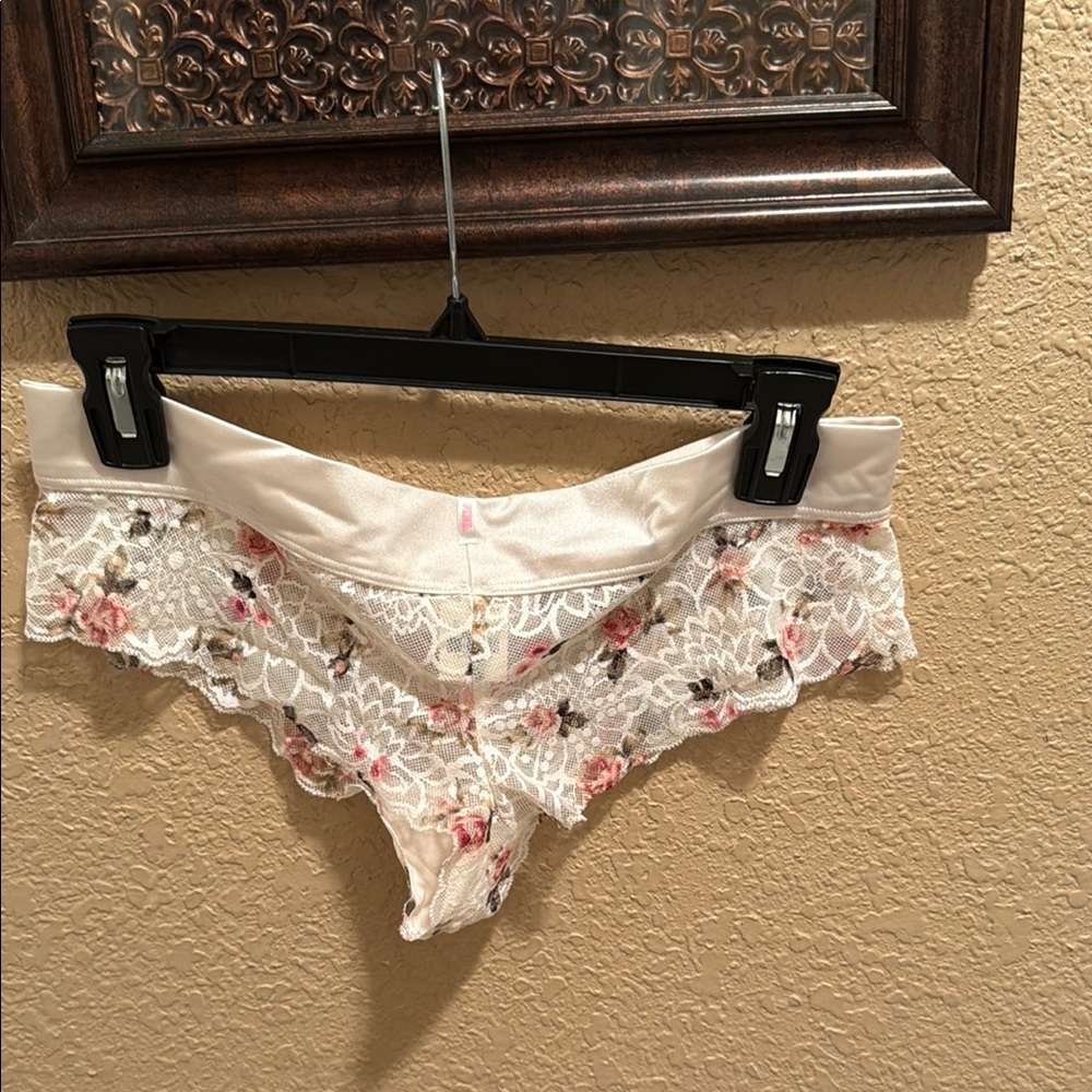 NWT PINK Victoria’s Secret Vintage Floral Lace Lingerie Cheekster Panties. Large